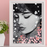 Affiche Floral Woman Botanical rose Imaginaire Pop Art<br><div class="desc">Cette affiche montre une belle femme entourée de jolies fleurs roses et blanches. Le thème Floral Woman a été choisi car c'est un élément tendance qui ajoutera beauté et calme à votre décor intérieur. Le choix du portrait de femme noir et blanc était de donner un aspect élégant à l'affiche....</div>