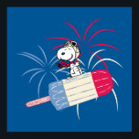 Affiche Flying Ace Snoopy on Ice Pop<br><div class="desc">4 juillet cacahuètes | Découvrez Flying Ace Snoopy sur une glace pop rouge,  blanche et bleue,  surplombant les feux d'artifice dans le ciel !</div>