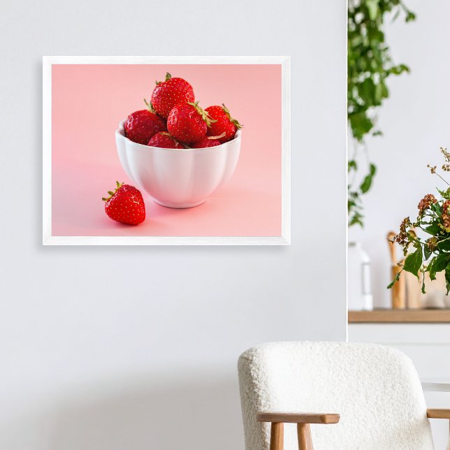 Affiche Fraises Rouges Dans Un Bol Blanc Sur Photo Rose (Please note: This image is a digital mockup. The product may not be in scale.)