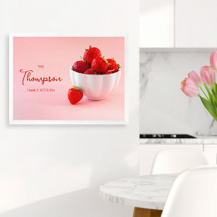 Affiche Fraises sur photo rose Cuisine de famille personna