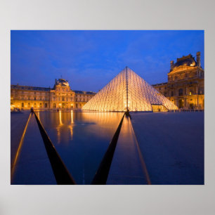 Affiche France, Paris. Le musée du Louvre au crépuscule.