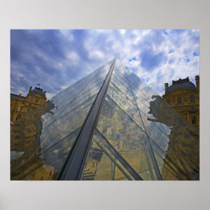 Affiche France, Paris Nuages se reflètent sur le Louvre