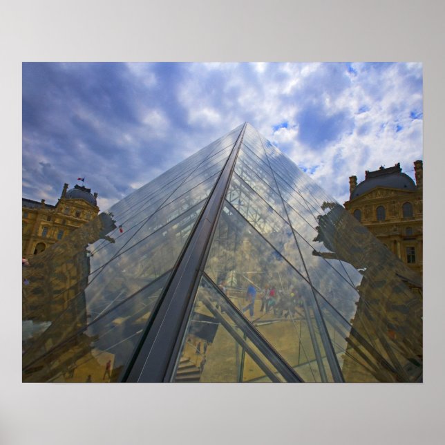 Affiche France, Paris Nuages se reflètent sur le Louvre (Devant)