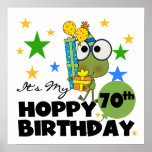 Affiche Froggie Hoppy 70e anniversaire<br><div class="desc">Un design oh si mignon de 70e anniversaire avec une grenouille verte avec lunettes de vue entourée de cadeaux, ballons et étoiles avec le texte qui dit "C'est mon Hoppy 70e anniversaire !". 70e anniversaire T-shirts, boutons, magnets, cartes, petits cadeaux, sacs, tasses et autres objets qui font de grands cadeaux...</div>