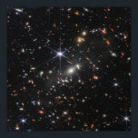 Affiche Galaxy Cluster Smacs 0723.<br><div class="desc">Des milliers de galaxies inondent cette image proche infrarouge du cluster de galaxies SMACS 0723. L'imagerie à haute résolution du télescope spatial James Webb combinée à un effet naturel connu sous le nom de lentille gravitationnelle a rendu cette image finement détaillée possible. Tout d'abord, se concentrer sur les galaxies responsables...</div>