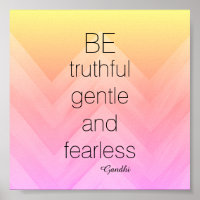 Gandhi citation chevron jaune et rose