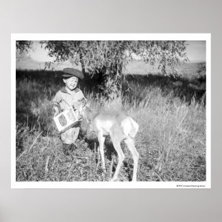 Affiche Garçon nourrissant l'antilope à la main