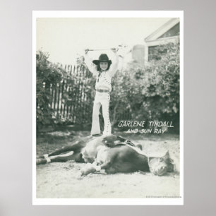 Affiche Garlene Tindall debout sur un cheval de ruse.