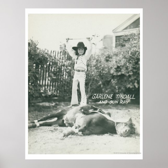 Affiche Garlene Tindall debout sur un cheval de ruse. (Devant)