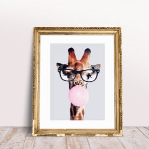 Affiche Girafe portant des lunettes soufflant bulle rose g
