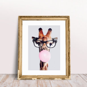 Affiche Girafe Portant des lunettes soufflant rose bulle g