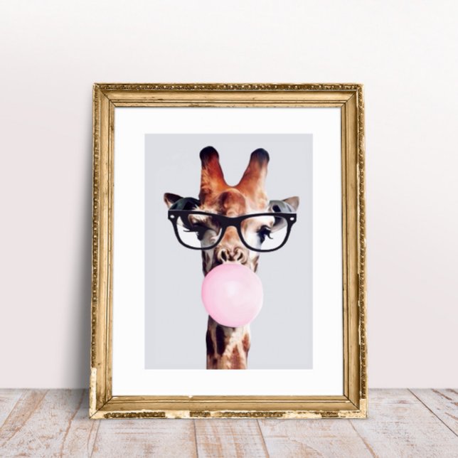 AFFICHE GIRAFFE PORTANT DES LUNETTES SOUFFLANT UN BUBBLEGU (Créateur téléchargé)