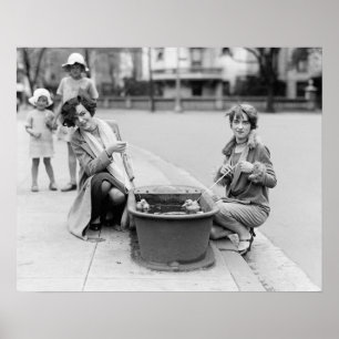 Affiche Girls with Pet Ducklings, 1927. Photo vintage