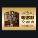Affiche Gold 70th Birthday Meilleur cadre photo personnali<br><div class="desc">Célébrez l'anniversaire marquant de votre personne âgée préférée avec ce cadeau classe qui leur rappelle à quel point ils sont fabuleux. Des lignes épurées et des tons bruns, or et crème composent ce cadre simple mais élégant qui peut être customisé avec votre photo préférée, les noms, les initiales ou d'autres...</div>