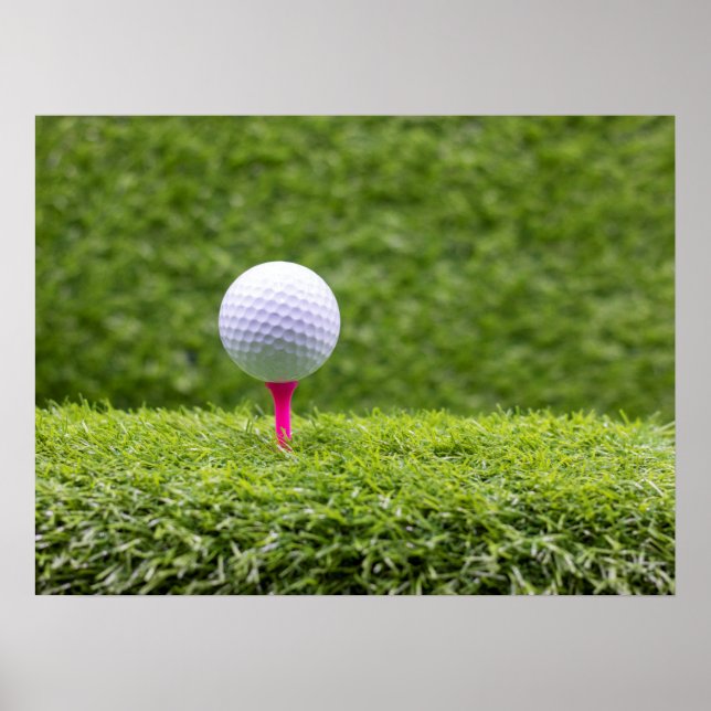 Affiche Golf ball is on tee on green grass background   po (Devant)