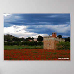 Affiche Grange de campagne dans un champ de coquelicots