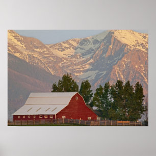 Affiche Grange rouge vif sur fond de monts Mission en