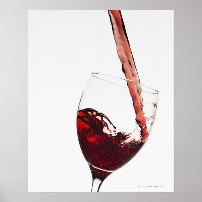 Affiche Gros plan du vin rouge versé dans le verre sur (Devant)
