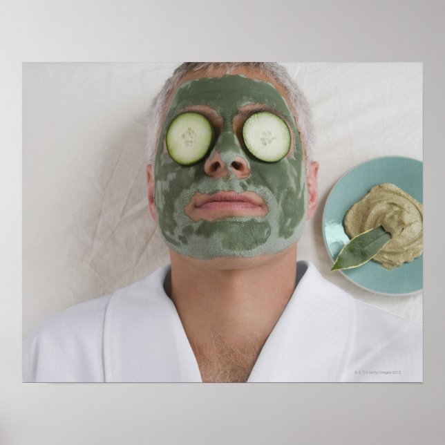 Affiche Gros plan d'un homme mature allongé sur le visage (Devant)