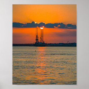 Affiche Grue à pétrole silhouette coucher de soleil baie d