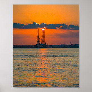 Affiche Grue à pétrole silhouette coucher de soleil baie d