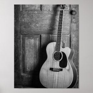 Affiche Guitare penchée contre la porte en noir et blanc