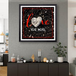 Affiche Hawaii Beach et Coral Heart Photo Love You More<br><div class="desc">"Je t'aime plus". J'ai de la chance d'avoir repéré cette roche corallienne en forme de coeur, en marchant sur cette plage de sable noir de Big Island Hawaiian en fin d'après-midi. Un merveilleux rappel d'amour chaque fois que vous décorez avec cette magnifique affiche, graphique, photo imprimé. Un cadeau parfait pour...</div>