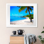 Affiche Hawaii Tropical Palm Tree Sand Photo Sur Plage Tim<br><div class="desc">"A l'heure de la plage." Revenez à la mémoire de plages tropicales et paresseuses chaque fois que vous regardez cette affiche de vacances hawaiienne d'un palmier solitaire sur une plage de sable, croissant, avec ciel bleu turquoise et eau limpide. Idéal pour n'importe quelle chambre de votre maison ! Vous pouvez...</div>