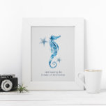 Affiche Hippocampe de mer d'aquarelle tropicale<br><div class="desc">Une affiche de motivation de style côtier pour les chambres, le bureau à domicile, les espaces de vie et les salles de jeux pour enfants dans votre maison de plage. Cette impression présente mon hippocampe et l'étoile de mer peints à la main dans les tons bleus avec ma citation "Je...</div>