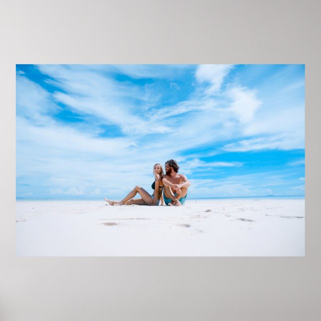 Affiche Homme assis à côté de la femme en bikini noir (Devant)