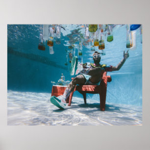 Affiche Homme assis sur une chaise sous l'eau avec botte f
