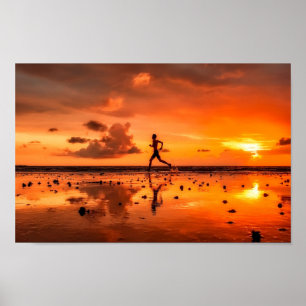 Affiche Homme courant sur la plage au coucher du soleil