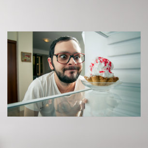 Affiche Homme drôle à regarder dans le réfrigérateur