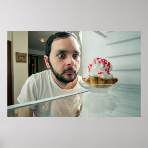 Affiche Homme drôle à regarder dans le réfrigérateur