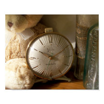 Horloge vintage, bouteilles antiques et ours en pe