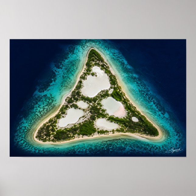 Affiche Île triangulaire avec vue satellite de lagunes de  (Devant)
