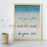 Affiche Inspirationnel Turquoise Blue Ocean Surfs Waves<br><div class="desc">Belle turquoise contemporaine bleu turquoise vagues de surf de l'océan et le rivage de la plage. Avec plaisir 'LAISSEZ LES VAGUES FRAPPER VOS PIEDS,  ET LE SABLE ÊTRE VOTRE SIÈGE' citation de texte.</div>