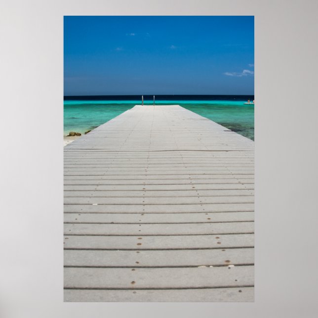 Affiche Jetée blanche, plage de sable, océan bleu (Devant)