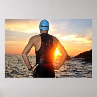 Affiche jeune athlète triathlon devant le lever du soleil