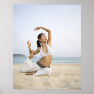 Affiche Jeune femme faisant le yoga sur la plage