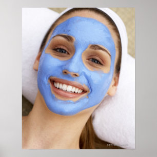 Affiche Jeune femme portant un masque facial, souriant,