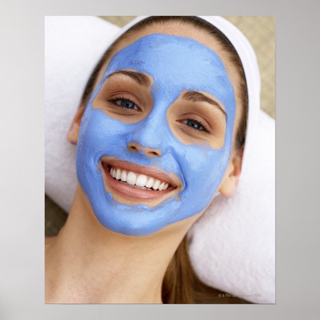 Affiche Jeune femme portant un masque facial, souriant, (Devant)