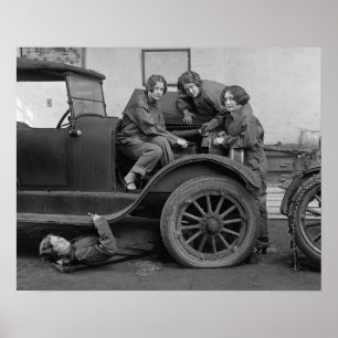 Affiche Jeunes femmes mécaniciens automobiles, 1927. Photo