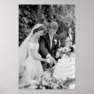 Affiche John et Jackie Kennedy coupent leur gâteau Mariag