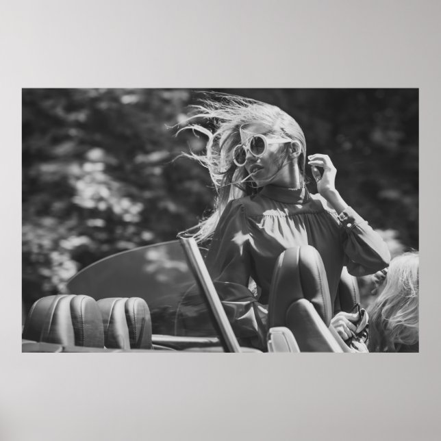 Affiche Jolie femme en voiture convertible (Devant)