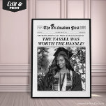 Affiche Journal de fin d'études personnalisé, fête de fin<br><div class="desc">Célébrez le travail acharné de votre diplômé avec cette impression de journal de fin d'études personnalisée, avec le titre amusant : Le gland en valait la peine ! Cette impression tendance et personnalisée comprend leur photo, nom, école et titres personnalisés mettant en avant leurs réalisations. Parfait comme un cadeau de...</div>