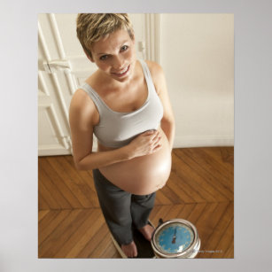 Affiche Joyeuse femme enceinte debout à l'échelle