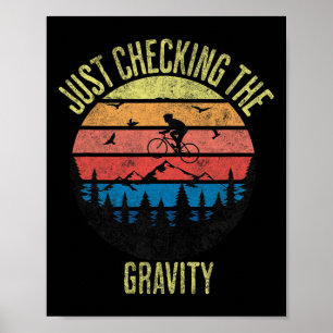 Affiche Juste vérifier la gravité drôle de vélo de montagn