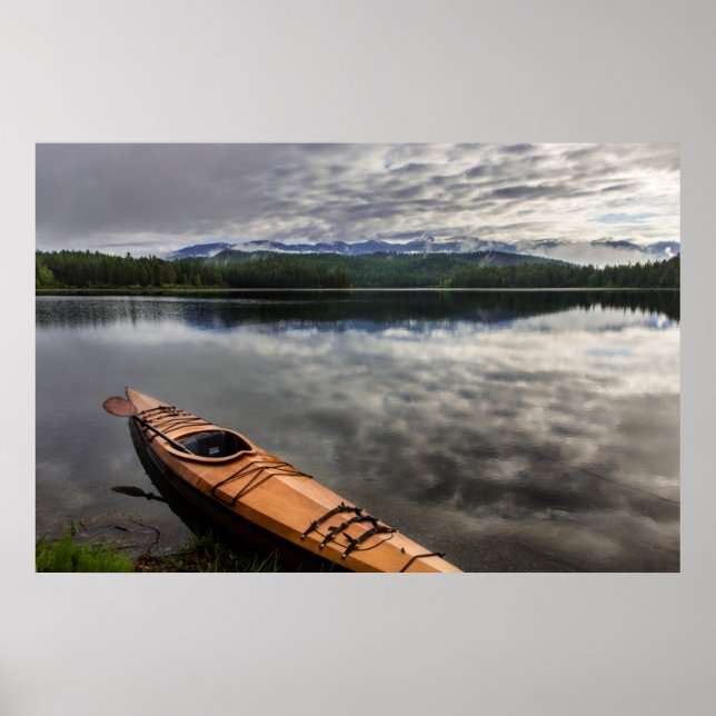 Affiche Kayak en bois sur le rivage du lac Beaver (Devant)