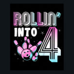 Affiche Kids Bowler Rollin’ Into 4 Bowling 4th Birthday Ki<br><div class="desc">Enfants Bowler Rollin’ Into 4 Bowling 4e anniversaire Anniversaire de enfant</div>